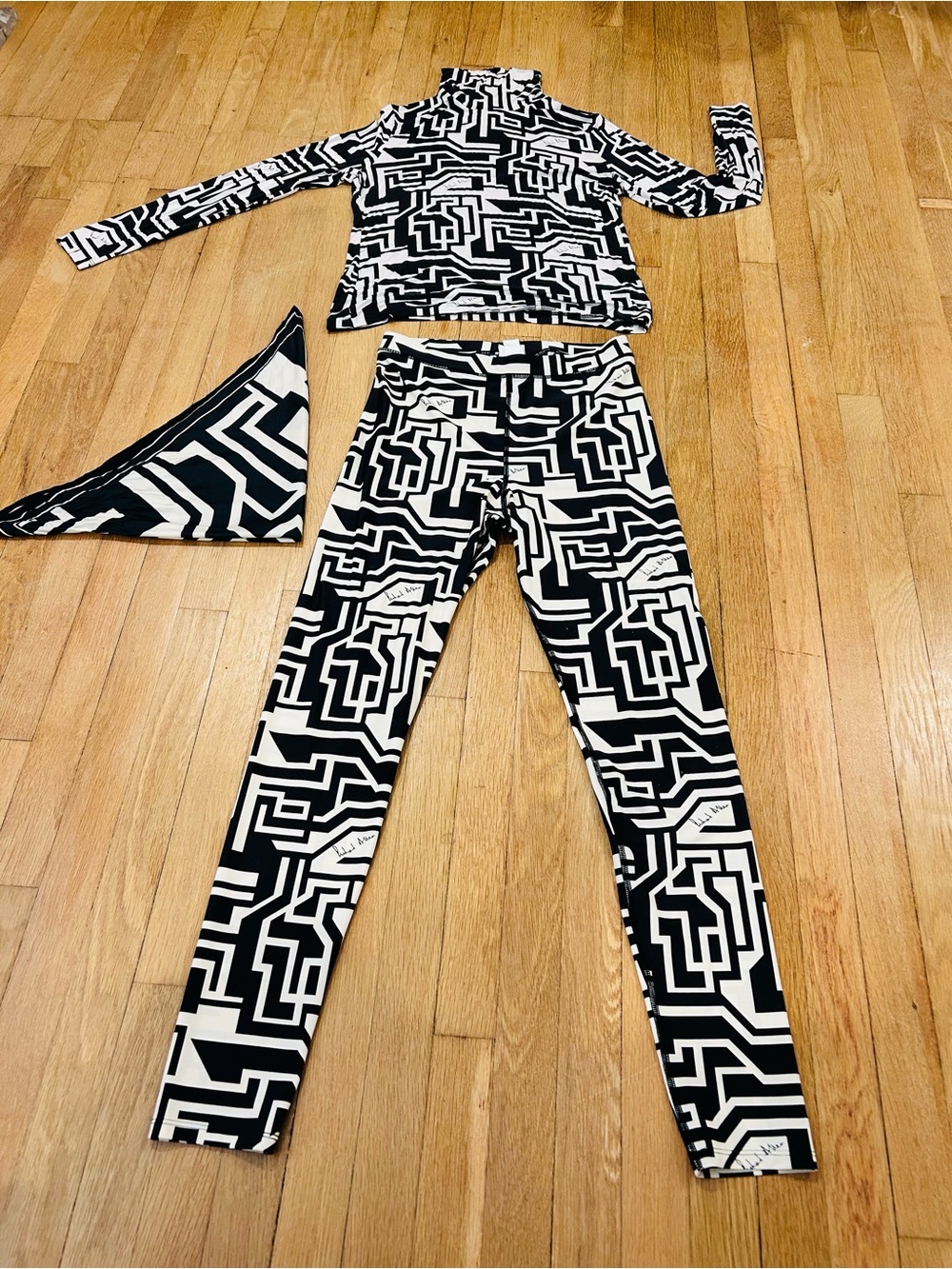 Black & White Geometric Set High-Waist Leggings, shirt and bandanna